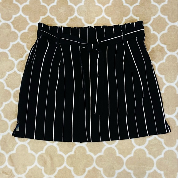 Cute Black with white pin stripe Skirt - Picture 1 of 6
